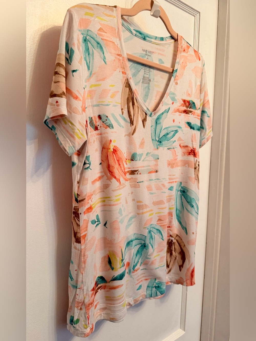 GUC Nine West Women's Tropical Peach Floral V-Neck Top Medium